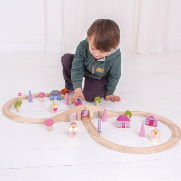 bambino con trenino